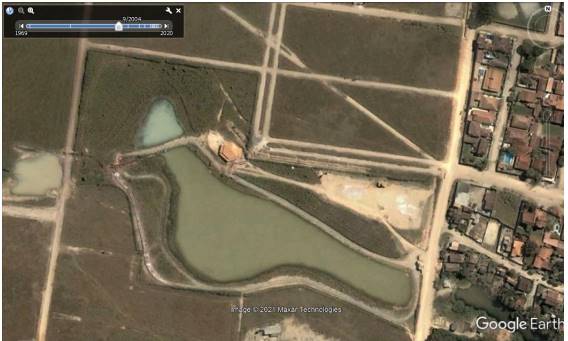 Imagem Google Earth da área em 2003 logo após o plantio, podemos observar que não existia nenhuma árvore na área do hoje Parque Ecológico do Gravatá