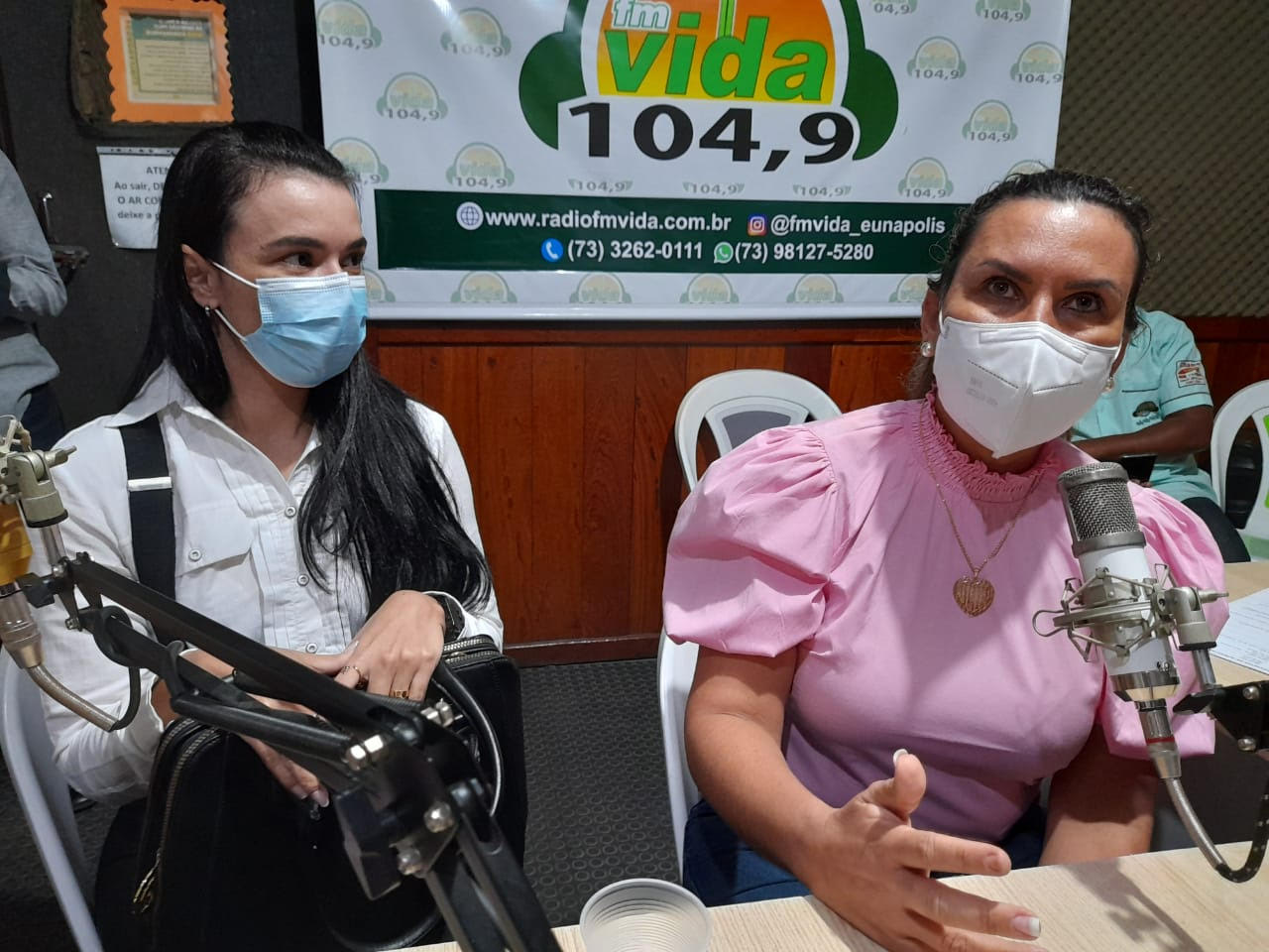 Prefeita Cordélia e secretária de saúde Anara Sartório em entrevista à Rádio FM Vida