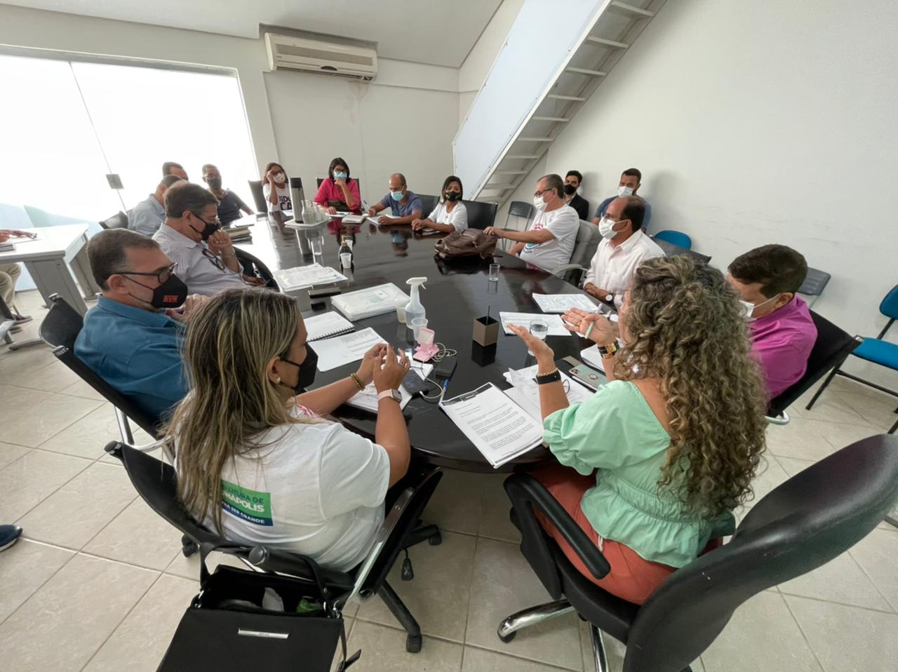 Prefeita Cordélia Torres participou de reunião com representantes da APLB/Sindicato, secretários, subsecretários, procuradoria-geral e membros da APLB