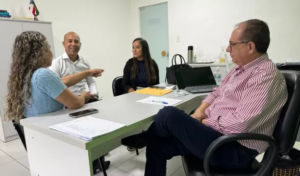 Eunápolis: Prefeita Cordélia debate modernização 
dos serviços públicos com secretários
