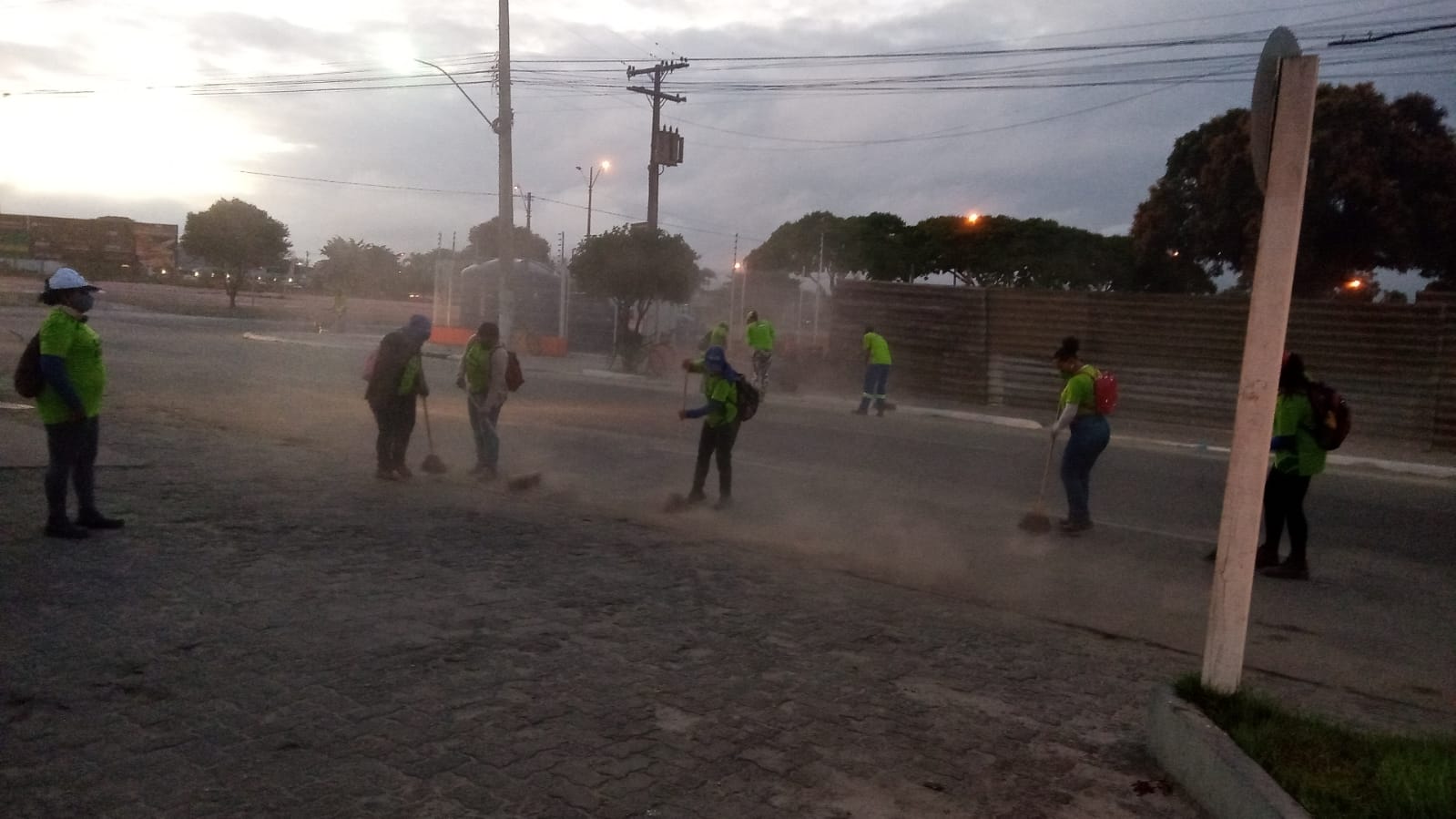 Serviço de limpeza pública urbana é realizado na Avenida Porto Seguro, centro de Eunápolis