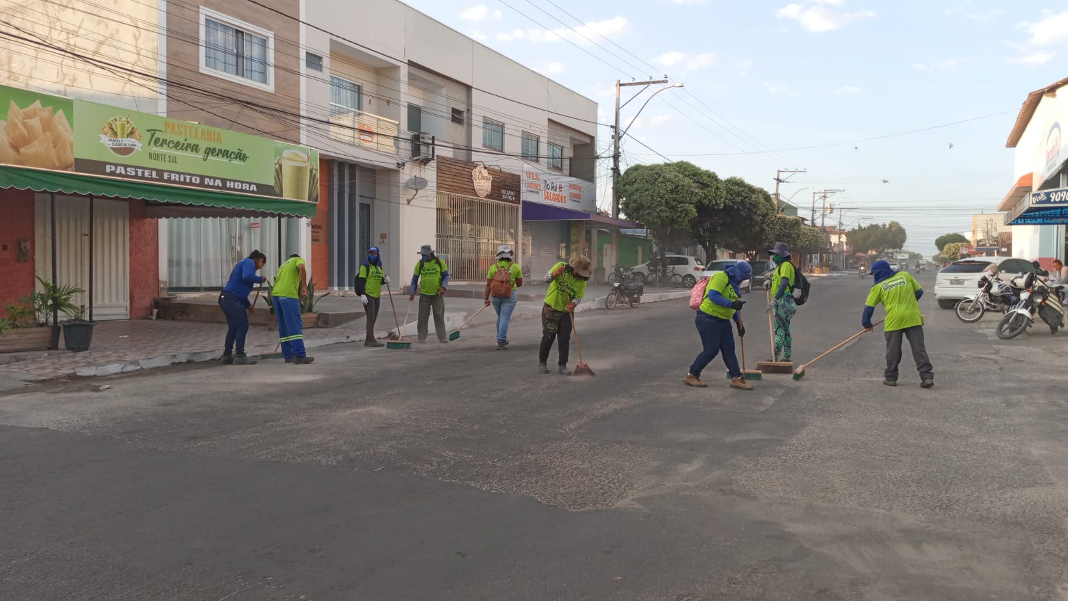 Equipe da Secretaria de Serviços Públicos realiza varrição na Avenida Norte Sul