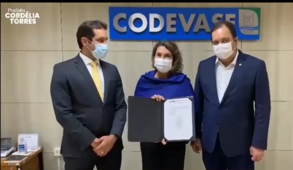 Prefeita Cordélia Torres ao lado do deputado Elmar Nascimento e presidente da CODEVASF na assinatura de convênio