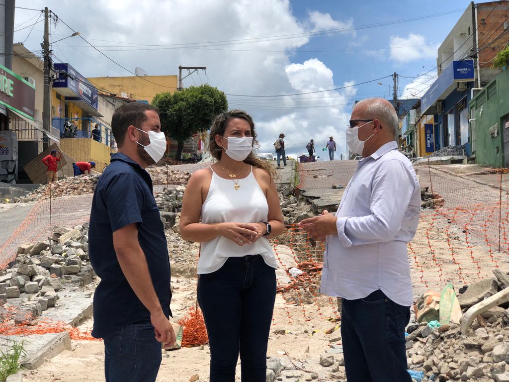 Prefeita Cordélia Torres acompanha de perto trabalhos de recuperação de vias