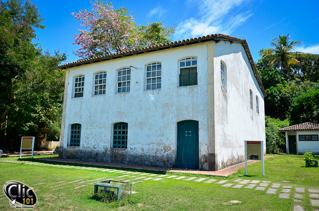 Santa Cruz Cabrália - Sobrado residencial construído no final do século 18 e adaptado à função pública no século 19. No primeiro andar funcionavam o Tribunal do Júri e a Câmara de Vereadores. No térreo, o quartel e a cadeia pública. Em ruínas, abandonado entre 1966 e 1981, foi restaurado e transformado em Biblioteca Pública. Desde 1997 abriga o Arquivo Público Municipal.