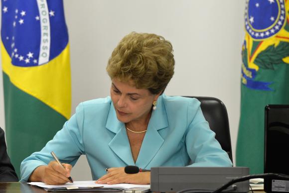 Presidenta Dilma Rousseff assina Medida Provisória que cria Programa de Proteção ao Emprego, durante solenidade no Palácio do Planalto (foto: Wilson Dias - Agência Brasil)