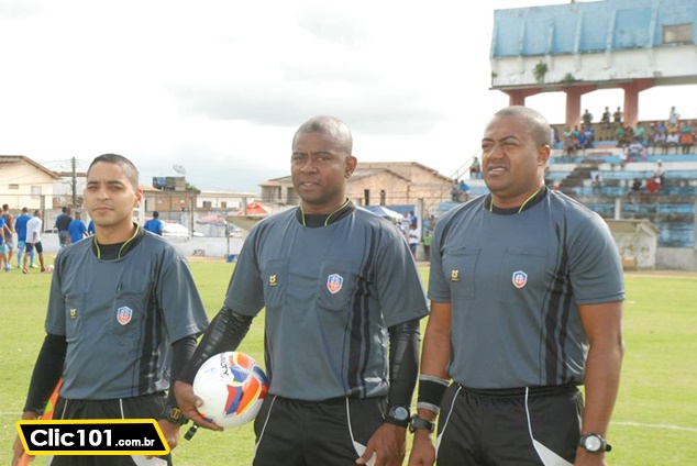 Trio de arbitragem (Foto: Henrique Peixoto/Ascom LFI)