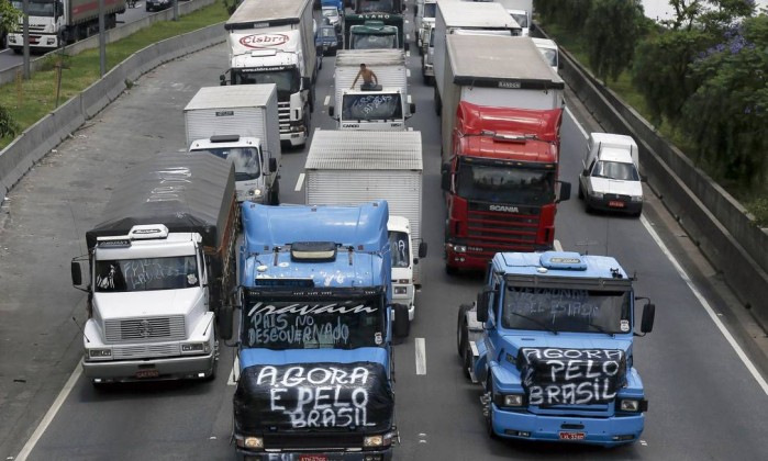Caminhoneiros protestam na Marginal Tietê - Miguel Schincariol, AFP