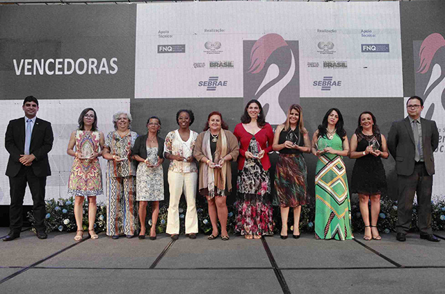Foto Raul Golinelli/ASN Bahia - As nove vencedoras do Prêmio Mulher de Negócios ao lado do superintendente Adhvan Furtado (esq) e do diretor Franklin Santos