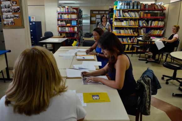 No Instituto Municipal Helena Antipoff, professoras aprendem o braille para promover a inclusão de crianças com deficiência na rede pública de ensino. Foto: Tomaz Silva/Agência Brasil