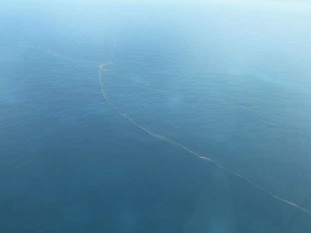 Imagem mostra mancha em mar perto de Abrolhos (Foto: Manu Dias/GOVBA)