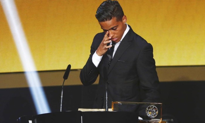 Wendell Lira ficou emocionado ao receber o Prêmio Puskas da Fifa - ARND WIEGMANN / REUTERS