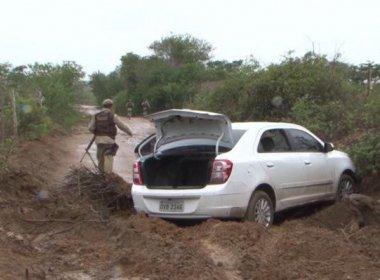 Carro dos bandidos ficou atolado | Foto: Reprodução / TV Sudoeste