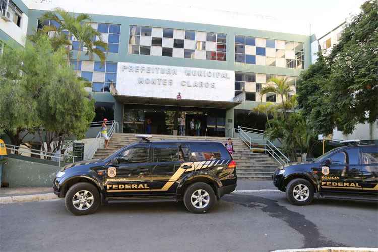 Polícia Federal cumpre mandado de busca e apreensão nesta segunda-feira na Prefeitura de Montes Claros (foto: Mauro Miranda filho)