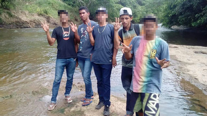 Os dois que aparecem com o rosto a mostra acabaram morrendo em troca de tiros