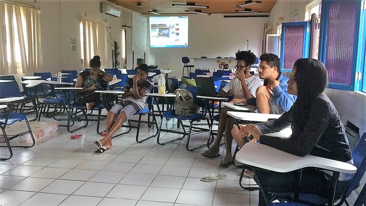 estudantes das residencias em reunião com a representante da direção do campus