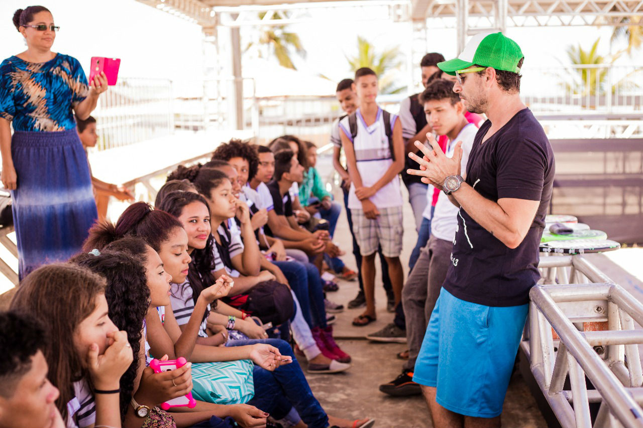 capitão brasileiro Luiz Basile dá clínica e conversa com alunos de escolas públicas e indígena em Cabrália na praia da Coroa Vermelha (Foto: Ascom Cabrália)