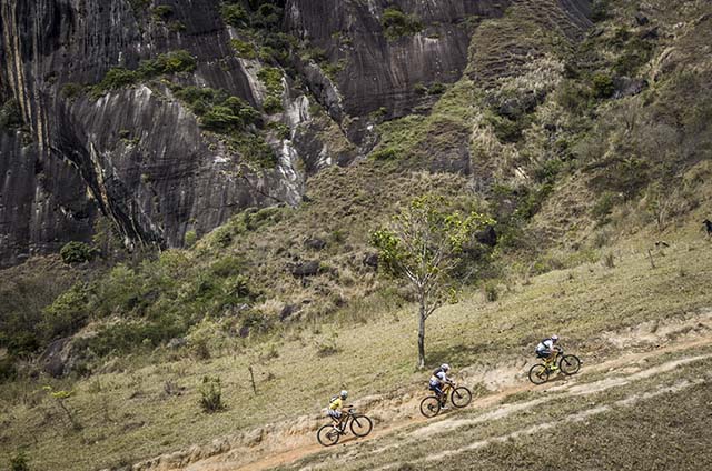 Avancini, Fumic e Tiago na Pedra da Batalha (Fabio Piva / Brasil Ride) 