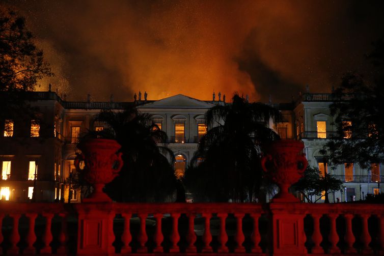 Incêndio no Museu Nacional, na Quinta da Boa Vista, em São Cristóvão - Tânia Rego/Agência Brasil