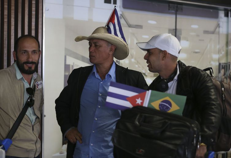 Profissionais cubanos que atuavam no programa Mais Médicos embarcam no Aeroporto Internacional de Brasília rumo a Havana - Valter Campanato/Agência Brasil