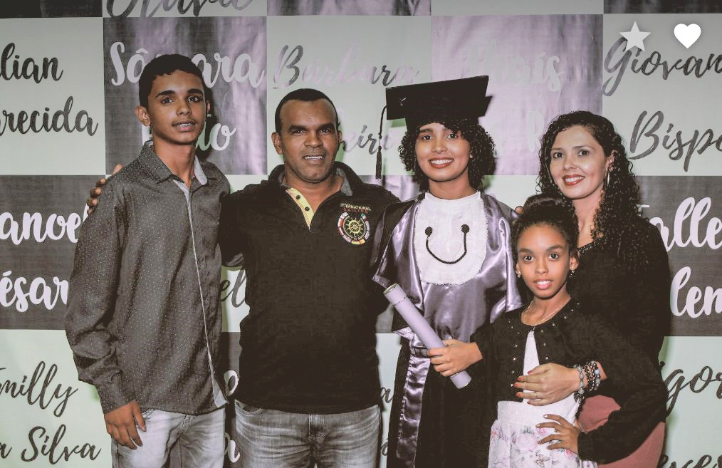 Formatura de Gabriele no IFBA. Ao lado dela seu pai Zenilton, sua mãe Adacione e seus irmãos Vinícius e Nicolly.