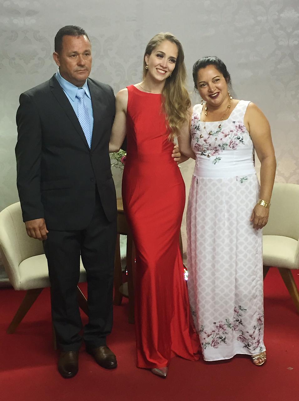 Karoline, ladeada pelos pais Marcio e Jenilza