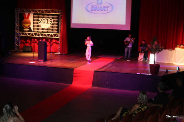 A Cantora Viena Orge atraiu aplausos do público na noite dos melhores do ano no Prêmio Imprensa 2019