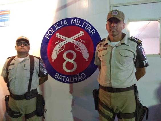 O comandante do 8 BPM, major Uzeda e o subcomandante, cap Vagner