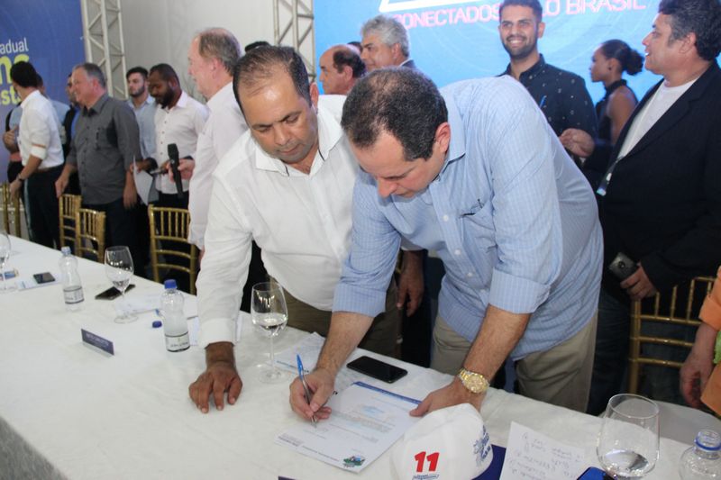 Pauta da Uneb entregue por Jorge Maécio ao presidente da ALBA, Nelson Leal