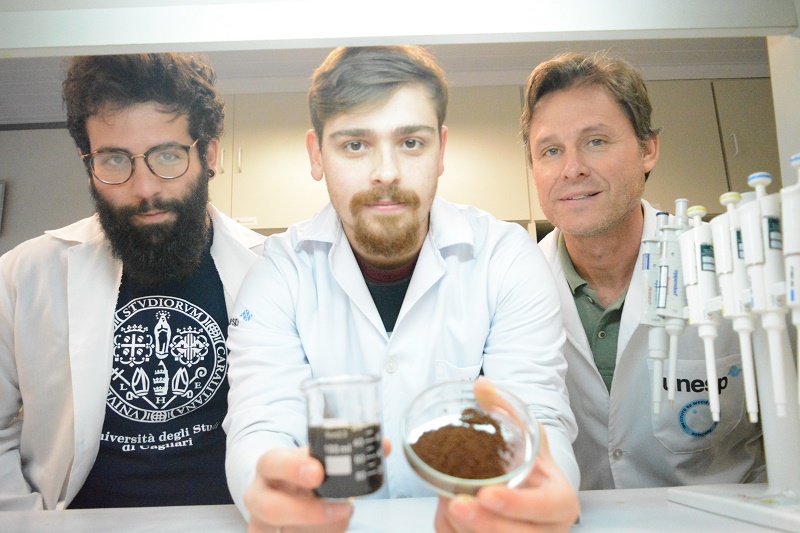 Guilherme, Gabriel Prata e o professor Luiz Fernando Barbosan (Imagem: Igor Medeiros)