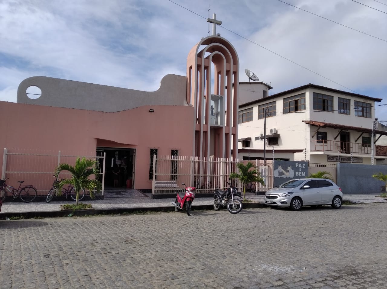 A igreja e a sede da Fraternidade S. Francisco de Assis