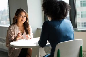 Empresária individual MEI fazendo entrevista para contratar uma empregada