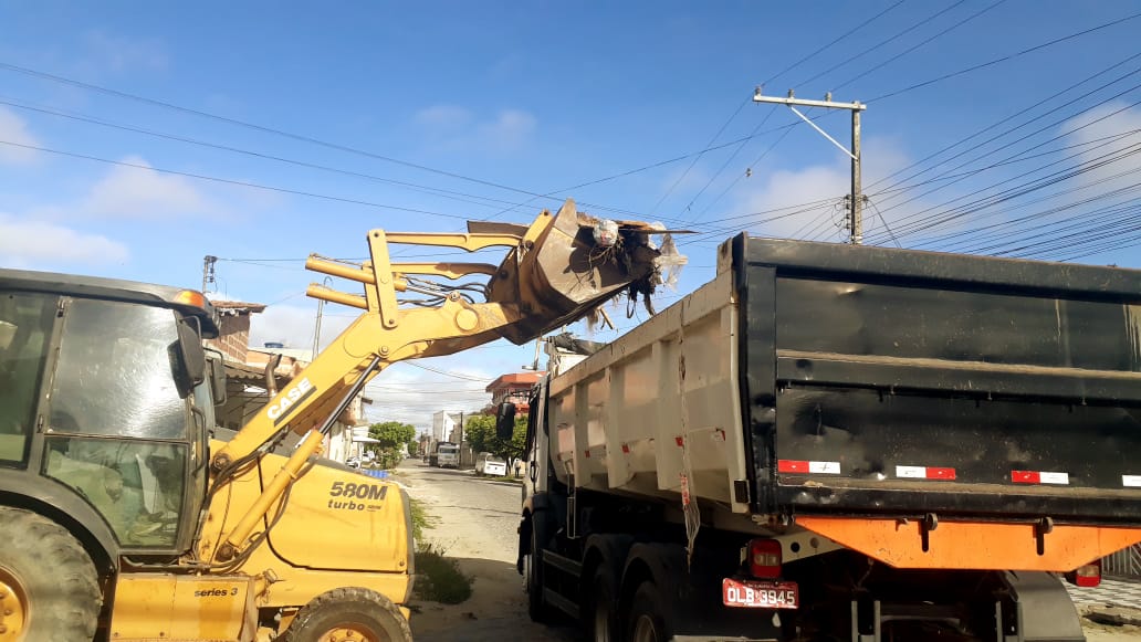 Retroescavadeira auxiliou na limpeza urbana de Eunápolis