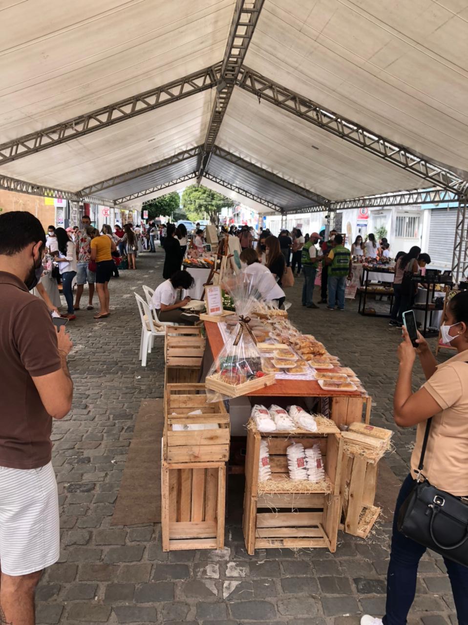 Público conferiu produtos expostos na feira em Eunápolis