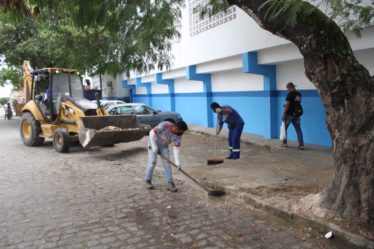 Garis atuam no serviço de limpeza urbana no município de Eunápolis