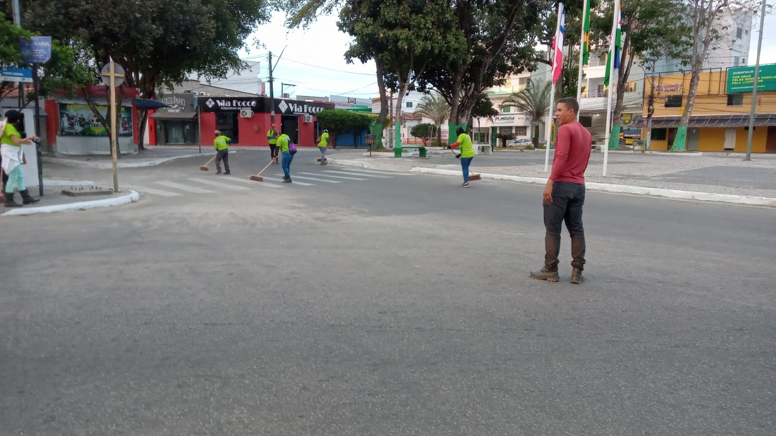 Equipe da Secretaria de Serviços Públicos atua com varrição na Praça da Bandeira