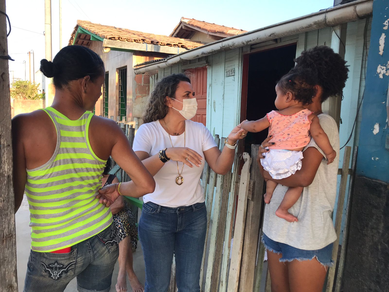 Prefeita Cordélia conversa com moradores do bairro Juca Rosa sobre obra de requalificação