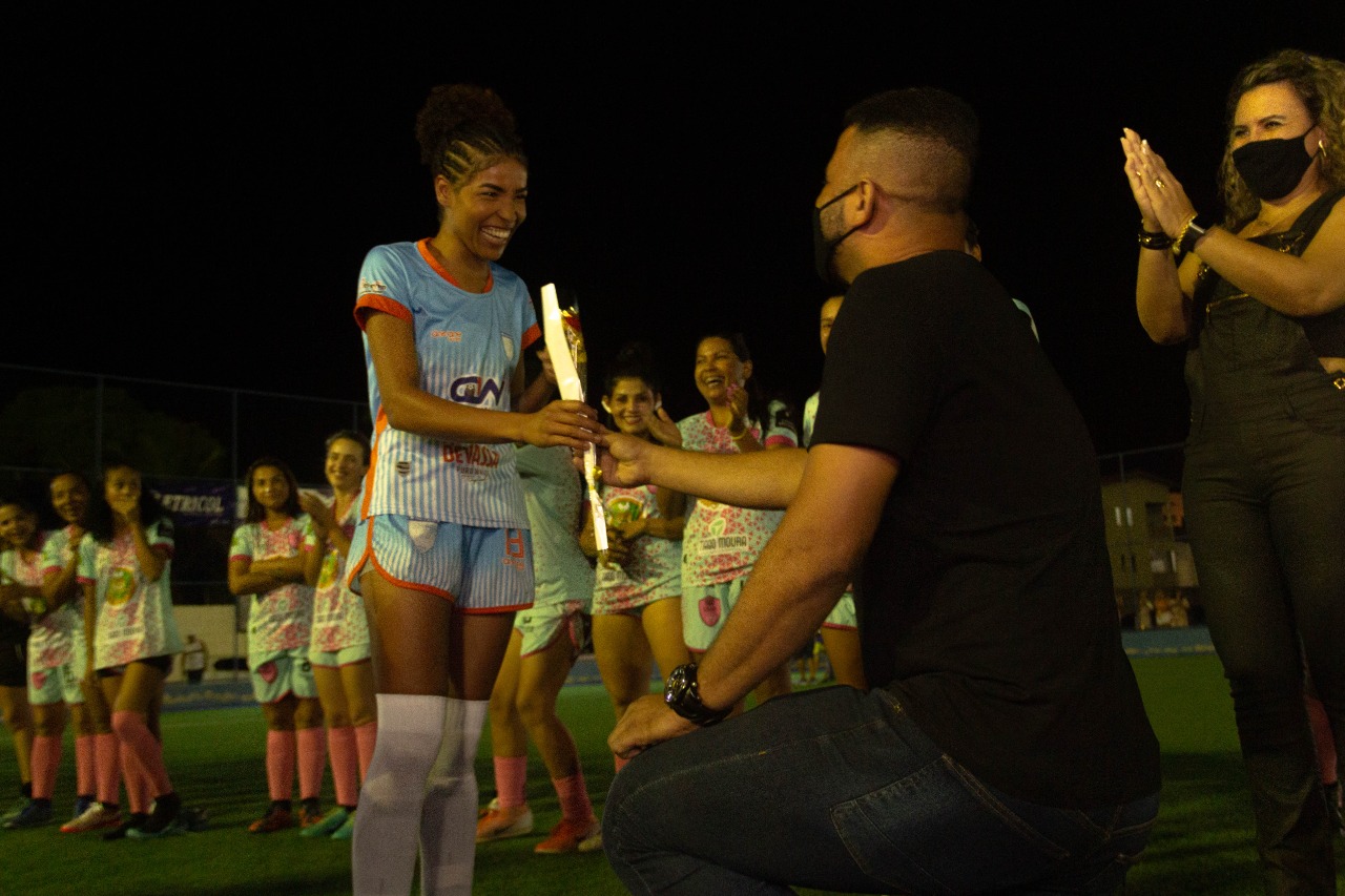 Secretário de Esporte, Juventude, Cultura e Lazer presenteia jogadora com flor na Copa das Rosas