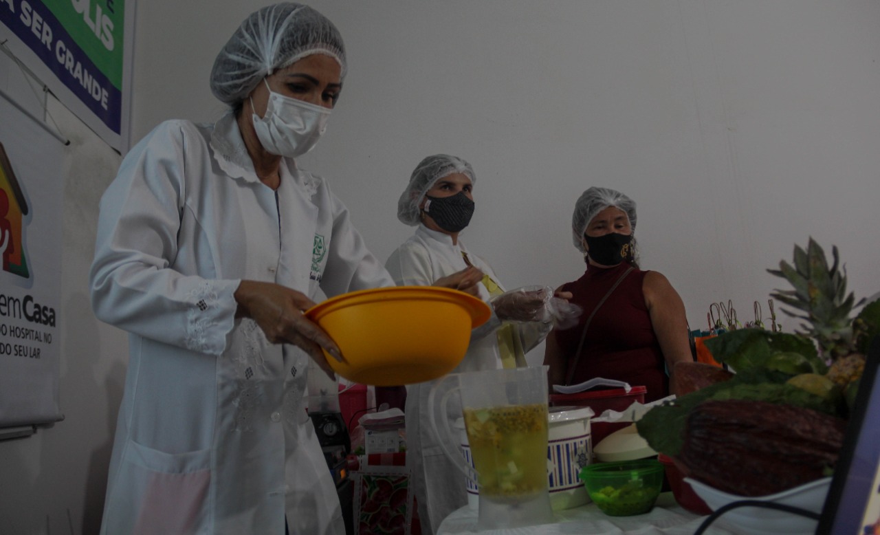 Preparo de alimentos saudáveis durante oficina de culinária do “Melhor em Casa”