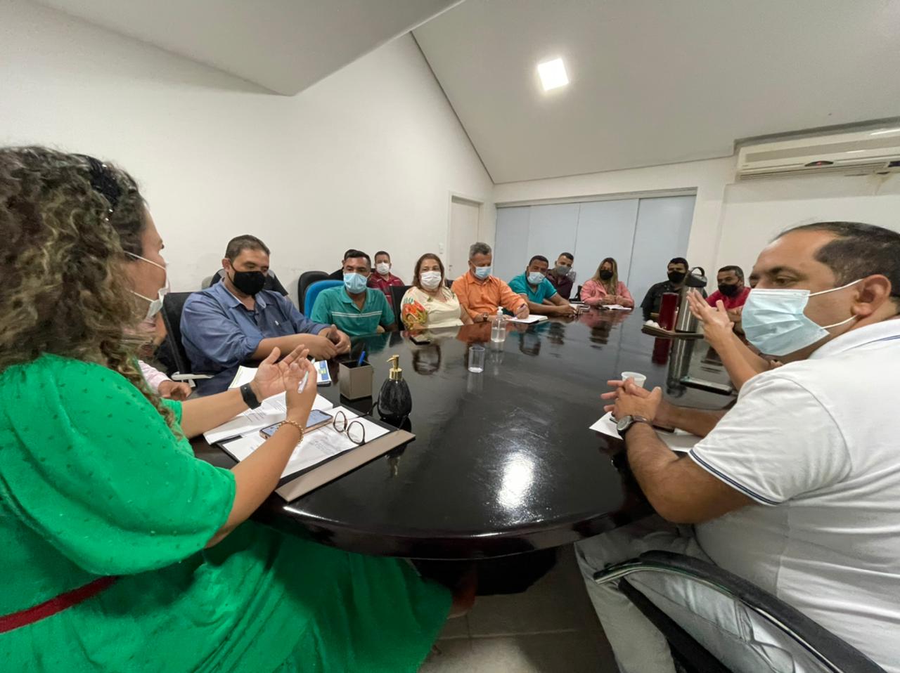 Prefeita Cordélia Torres ao lado do presidente da Câmara, Jorge Maécio, secretários e vereadores, em reunião para enfrentamento ao grave momento que os eunapolitados estão vivenciando