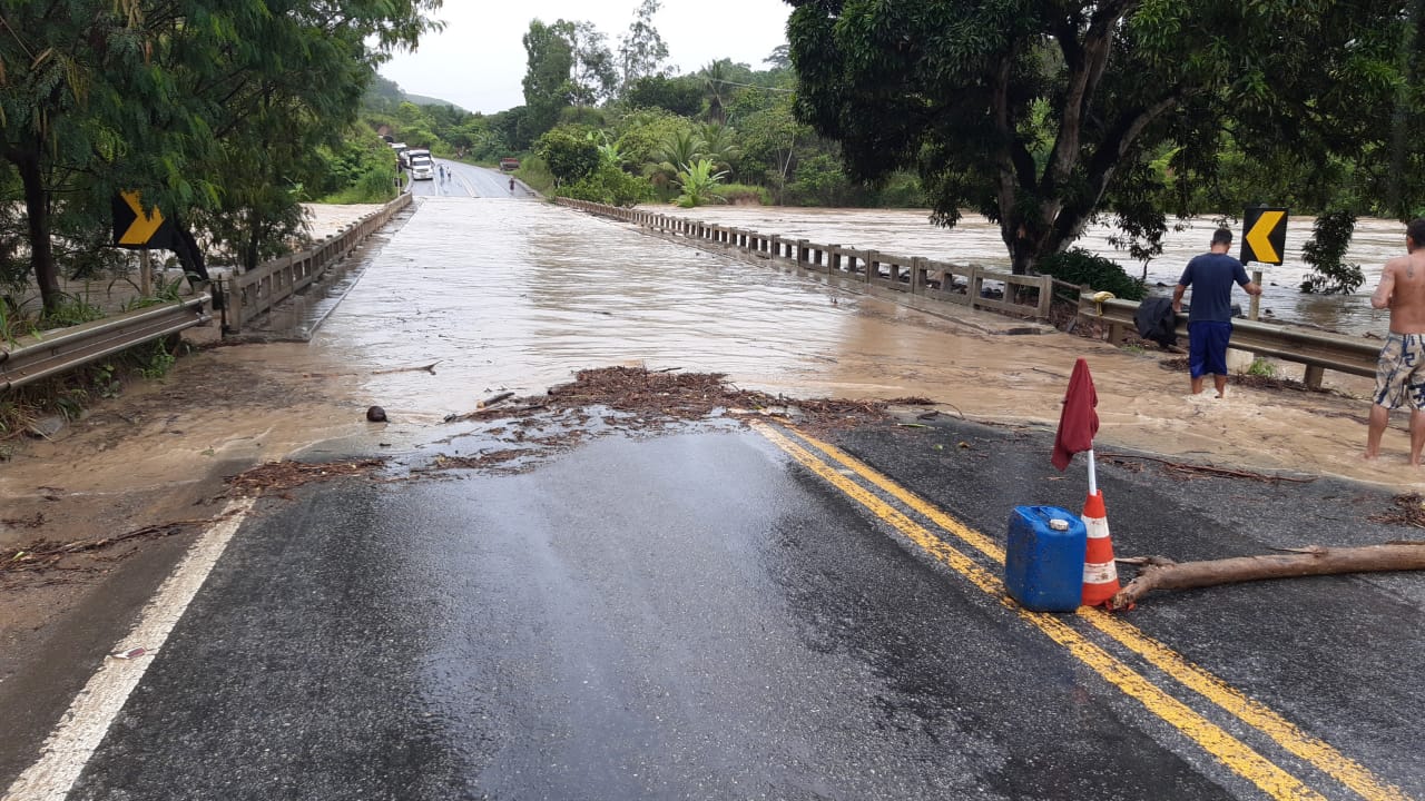 BR-101 foi interditada após Rio Buranhém transbordar e deixar ponte submersa; DNIT realizará avaliação na ponte após volume da água baixar