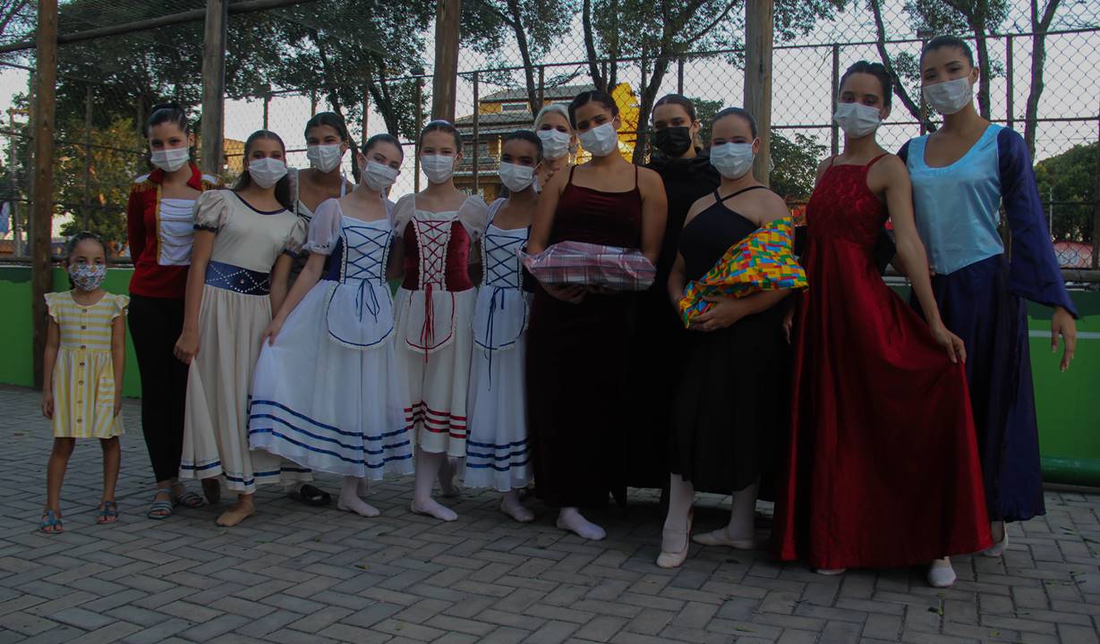 Bailarinos que encenaram o espetáculo de ballet 