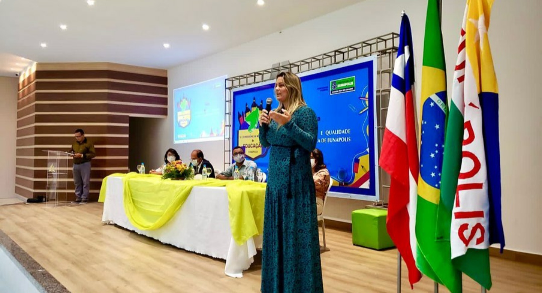 Secretária Cátia Sampaio durante Conferência Municipal de Educação de Eunápolis