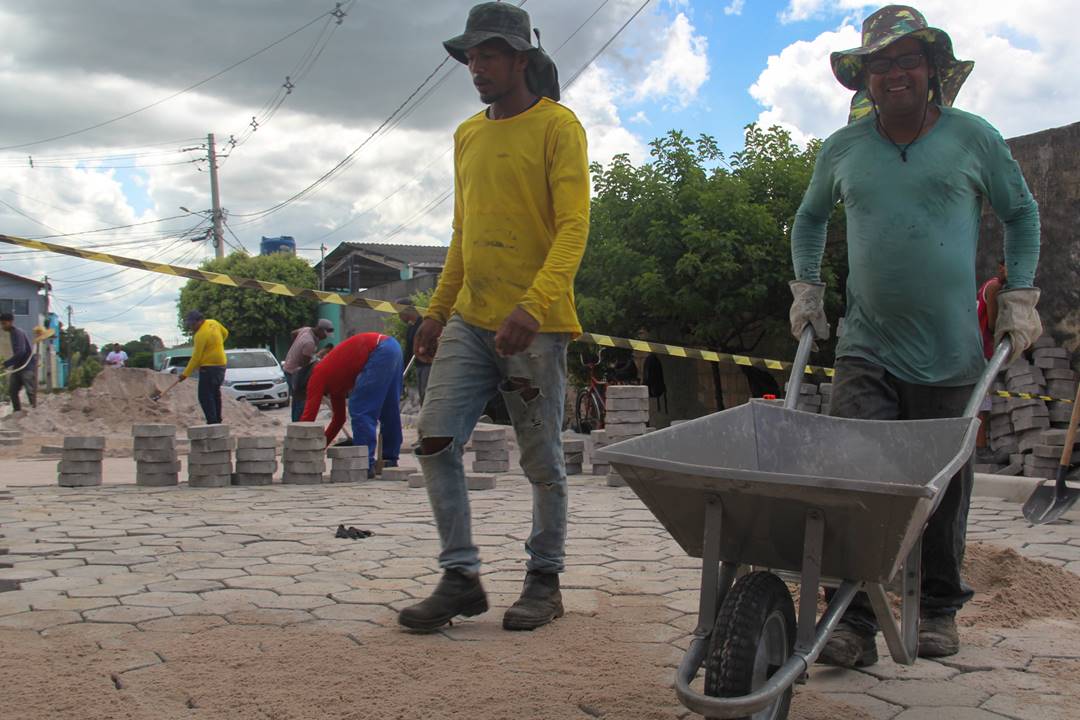 Equipe operacional trabalha em obra de rua no bairro Moisés Reis