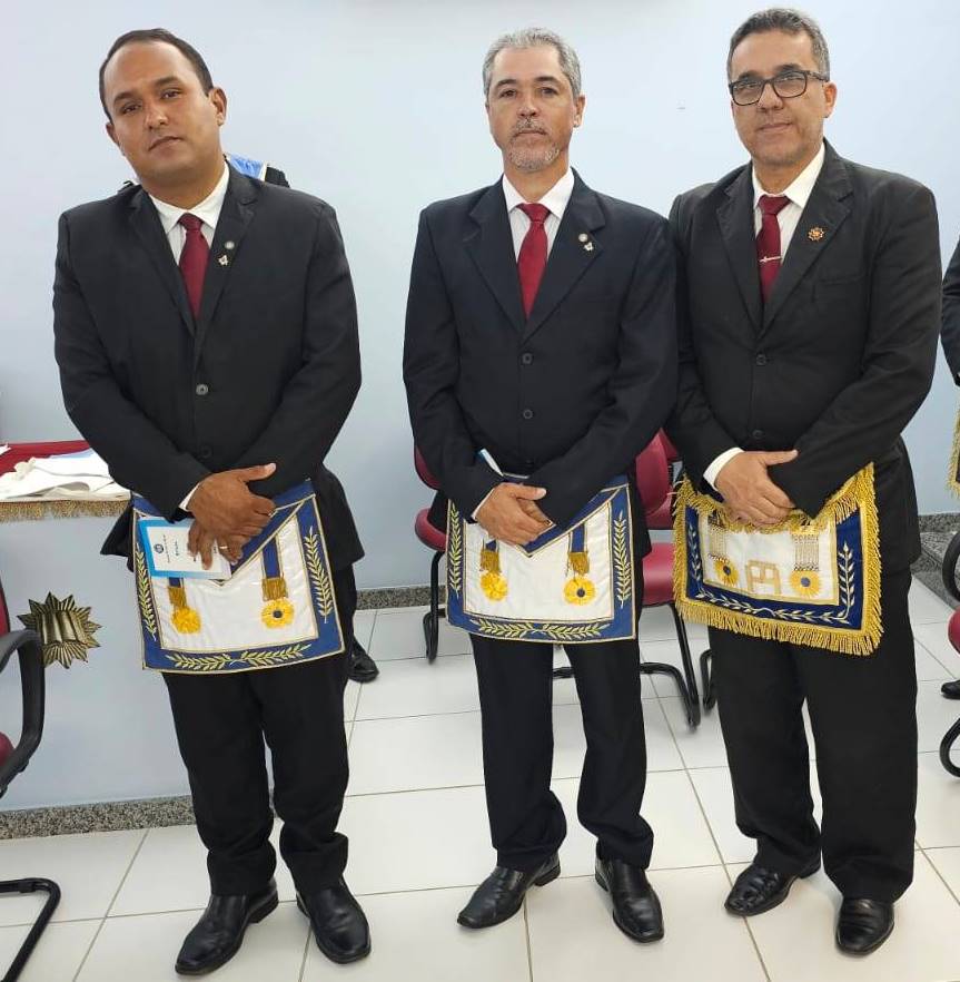 Elton Lira e Jo&atilde;o Victor, ao lado do ex-Vener&aacute;vel Milton Cesar, atual representte do Grau Mistre,