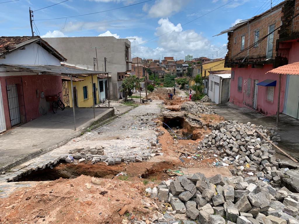 Rua Canta Galo, no bairro Pequi, recebe manilha de drenagem e recomposição de paralelepípedo