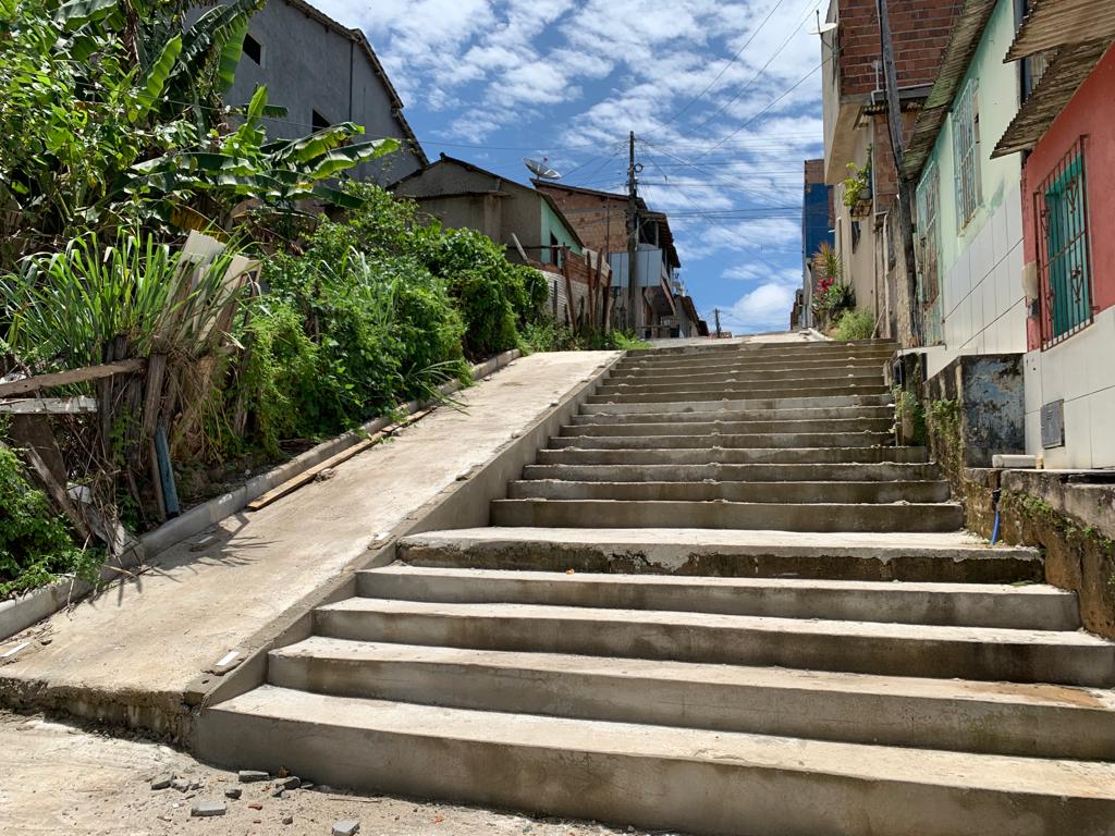 Equipe atua com etapa de conclusão da escadaria da Travessa Marcílio Dias, no bairro Pequi