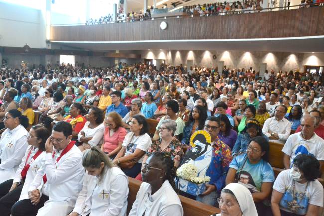 Com a igreja lotada, houve muita oração e também homenagem ao Dia dos Pais | Foto: Romildo de Jesus