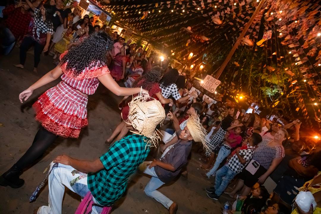 Paulo VP - As apresentações das quadrilhas juninas animaram o público, que dançou e se divertiu ao som de músicas tradicionais