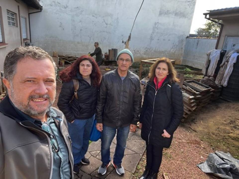 Luiz Vicente (Agrotag/abelhas da Embrapa), Jenifer Dias Ramos e Betina Blochtein (Observatório de Abelhas do Brasil/ Embrapa Meio Ambiente) conversaram com o apicultor Nelson que perdeu todas as suas colmeias em São Leopoldo, RS - Foto: Luiz Vicente